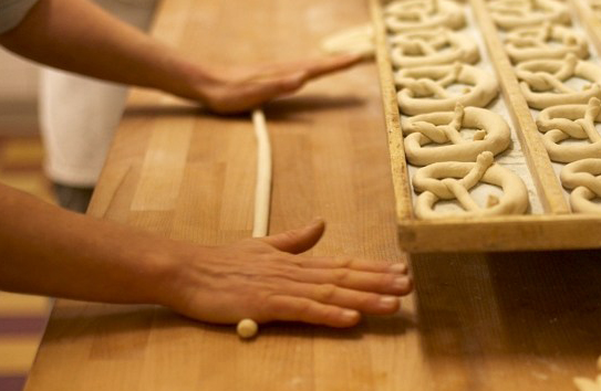 Brezn Teig wird geform in der Brot und Feinböckerei Neulinger