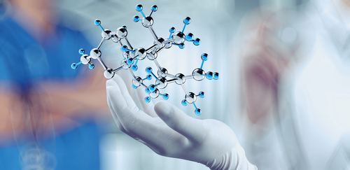 Molekül eines antioxidativen Stoffes auf der Hand eines Wissenschaftlers