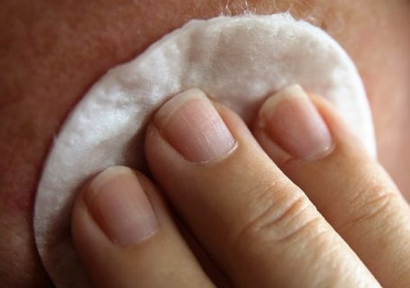 Gesicht reinigen – Die richtigen Gesichtspflegeprodukte verwenden