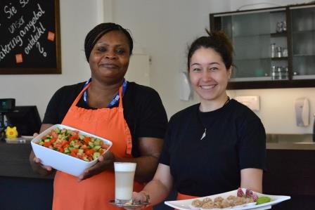 Zwei Frauen aus dem Team von Viva Clara in München