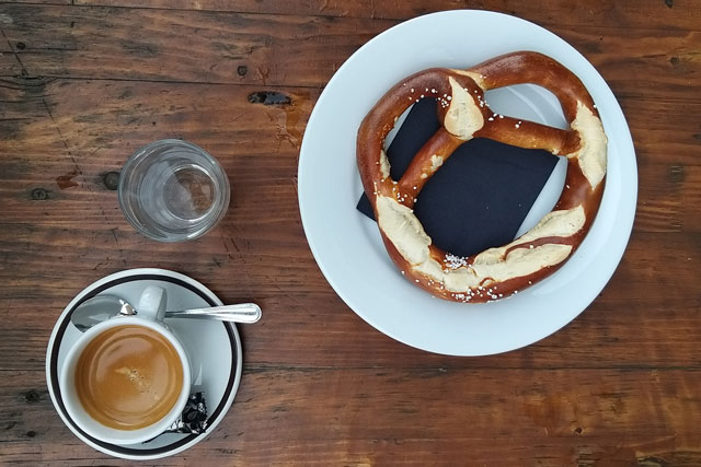 Frühstück mit Brezel und Cappucino in der BrezelBar in Berlin