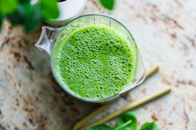 Grüne Lebensmittel wie ein Smoothie sind empfehlenswert für die Ernährung bei Akne