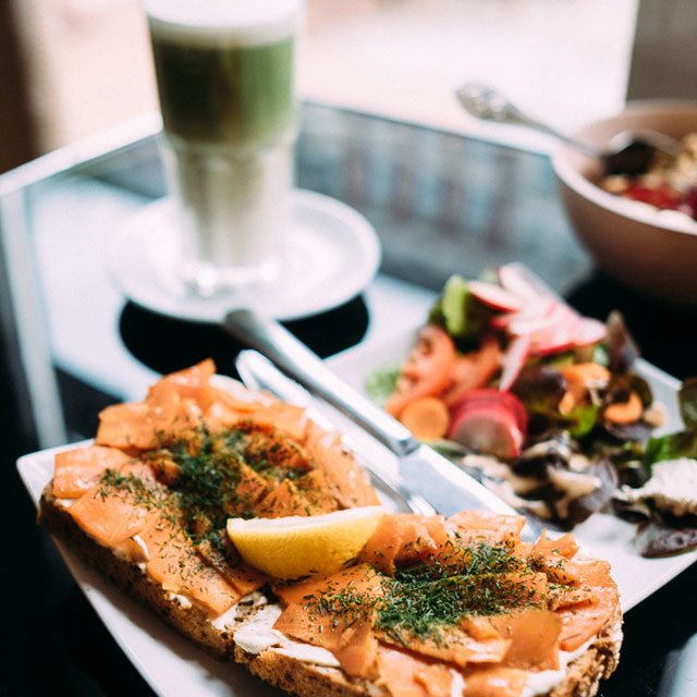 Veganer Brunch mit Lachsfrühstück im No Milk Today