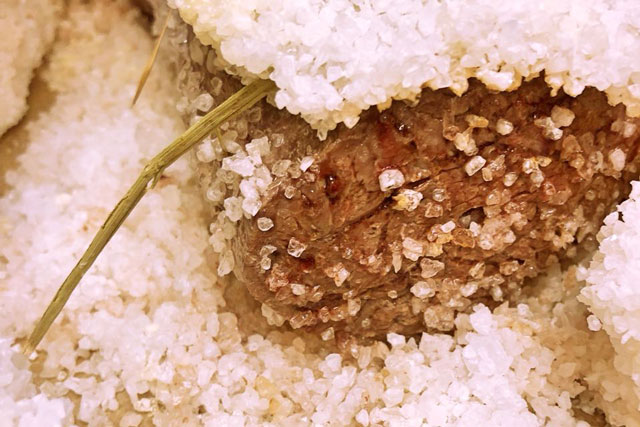 Fleisch in Salz gegart im Restaurant Salzkruste