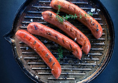 Vegane Würstchen von LikeMeat auf dem Grill