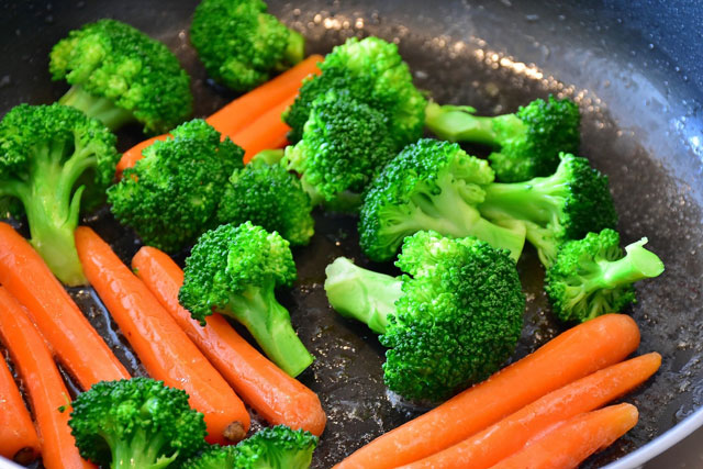 Brokkoli passt gut, um sich vegan im Büro zu ernähren