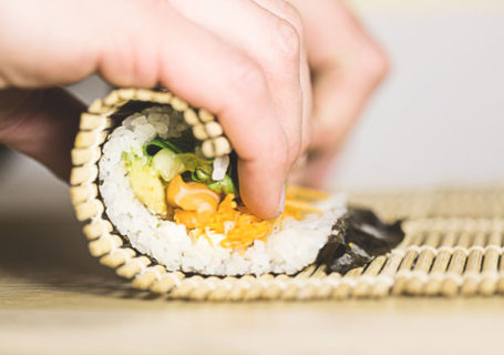 Veganes Sushi mit einer Rolle selbst machen