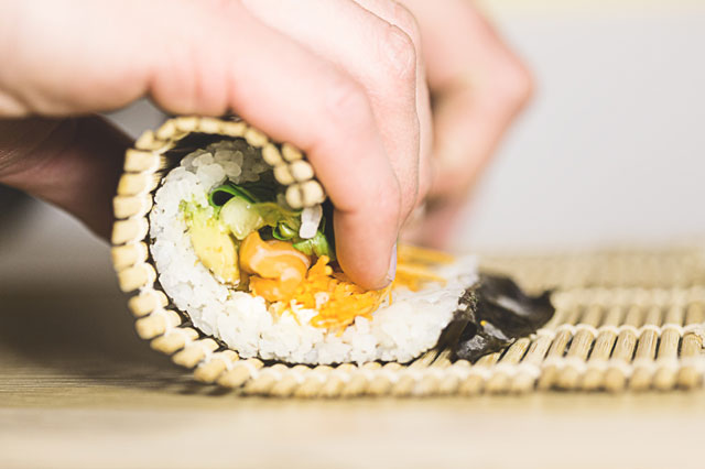 Veganes Sushi mit einer Rolle selbst machen